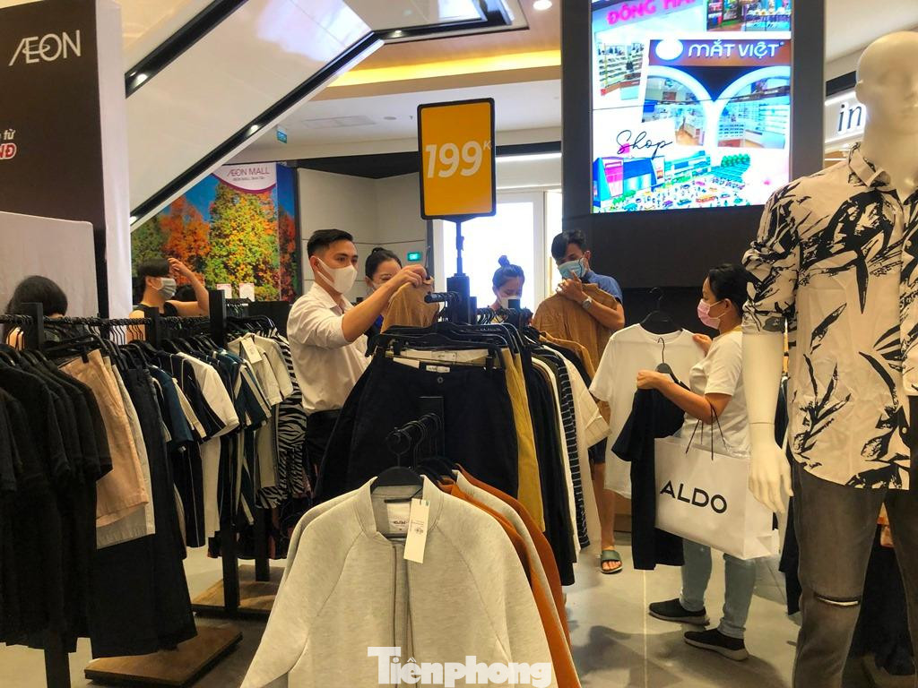 Quần áo bền, mẫu mã đẹp có thương hiệu, sale đúng thực chất sẽ luôn hút khách.