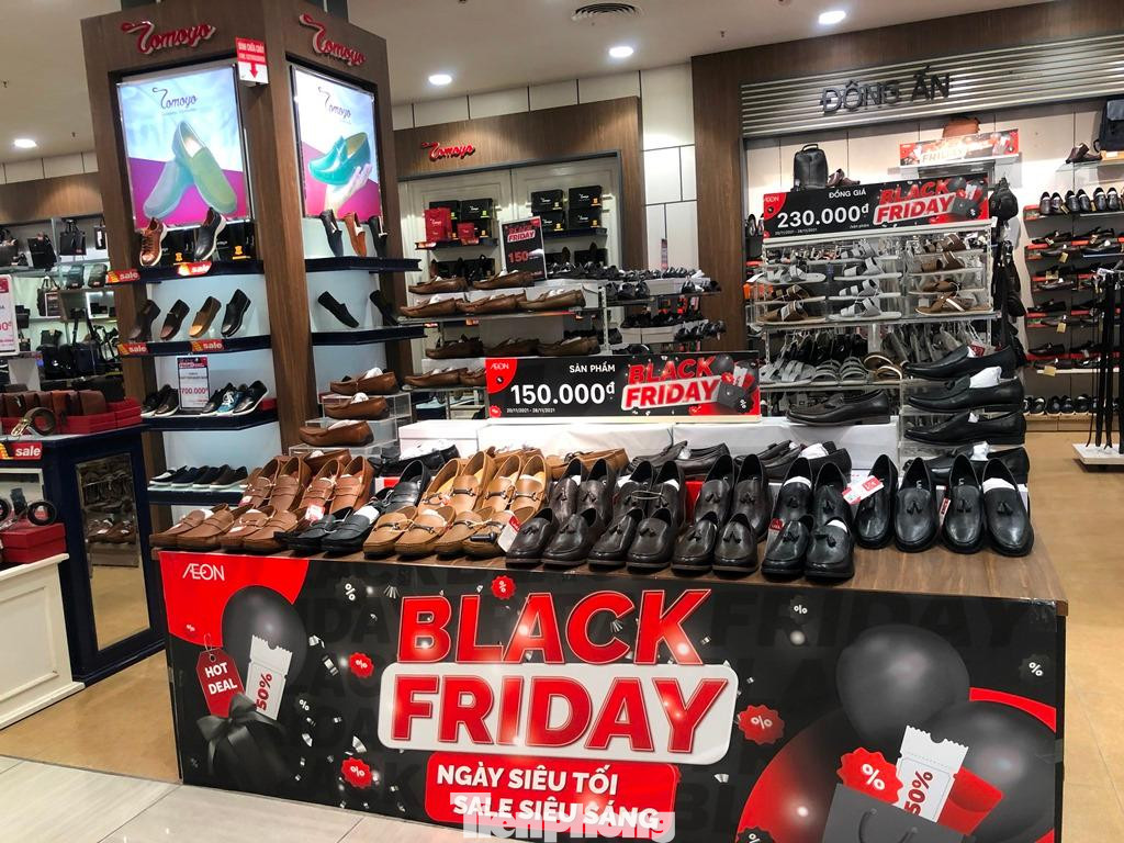 Sản phẩm trưng bày bắt mắt chờ đón khách mua sắm