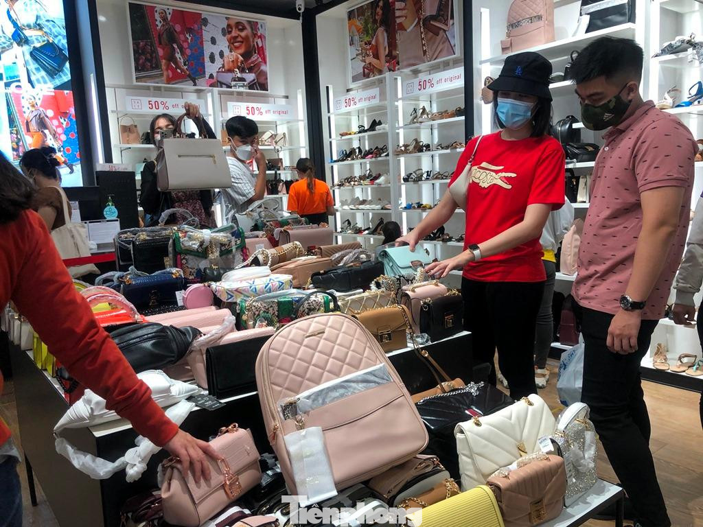 Túi hiệu sale 50% hút khách