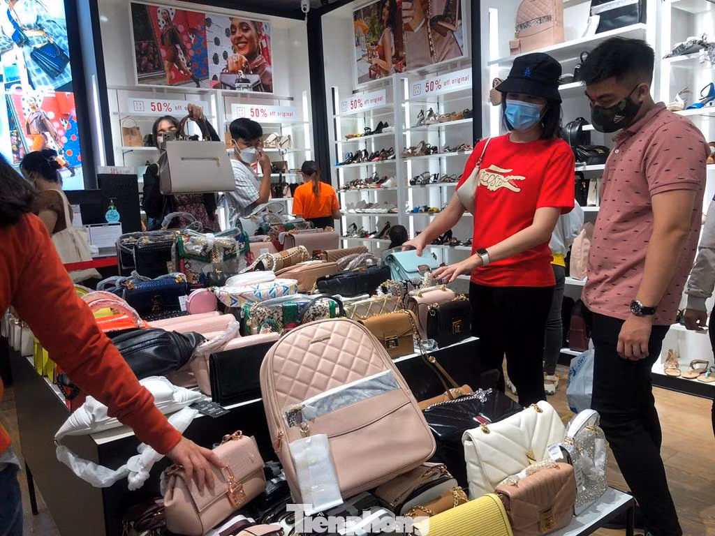 Túi hiệu sale 50% hút khách Túi hiệu sale 50% hút khách