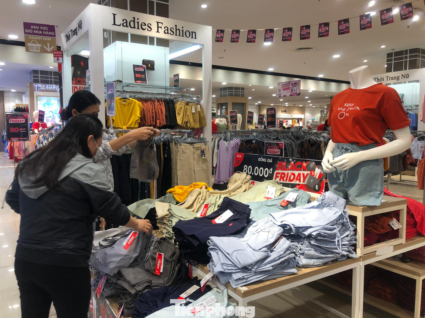 Quần áo giảm giá được xếp gọn gàng trên quầy kệ