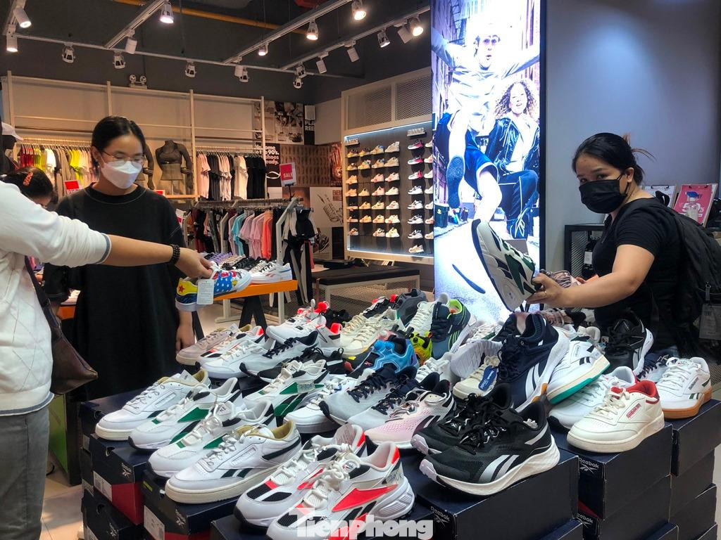 Ngay cả tại siêu thị, các mặt hàng thời trang nơi đây cũng áp dụng nhiều chương trình khuyến mãi để kích cầu tiêu dùng. "Không phải chỉ có thực phẩm mới thiết yếu, mà ngay cả quần áo, giày dép cũng đều rất cần thiết với chúng tôi" - chị Thu Hà (nhân viên lễ tân khách sạn) "tậu"2 đôi giày hiệu yêu thích đang giảm giá khẳng định.