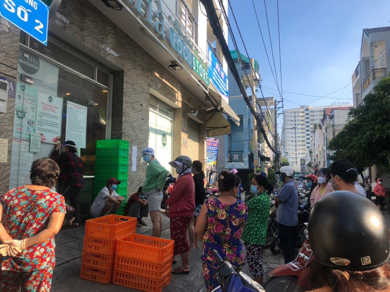 Lúc 7 giờ sáng ngày 21/8, tại cửa hàng San Hà (p.An Lạc, Q.Bình Tân), nhiều người đã chen chúc chờ đợi bên ngoài trong khi cửa hàng vẫn còn đóng cửa.