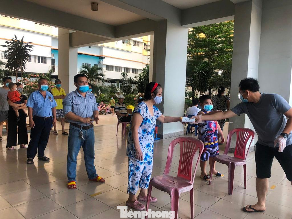 Mọi người thực hiện đứng giữ khoảng cách và xếp hàng ngay ngắn khi được nhận bánh mình. "Ngày nào tôi cũng được nhận thức ăn, thực phẩm khi thực hiện phong tỏa. Thức ăn ngon, đảm bảo vệ sinh giúp tôi no bụng và cảm thấy ấm lòng khi được hỗ trợ trong lúc khó khăn" - một người dân cho biết.