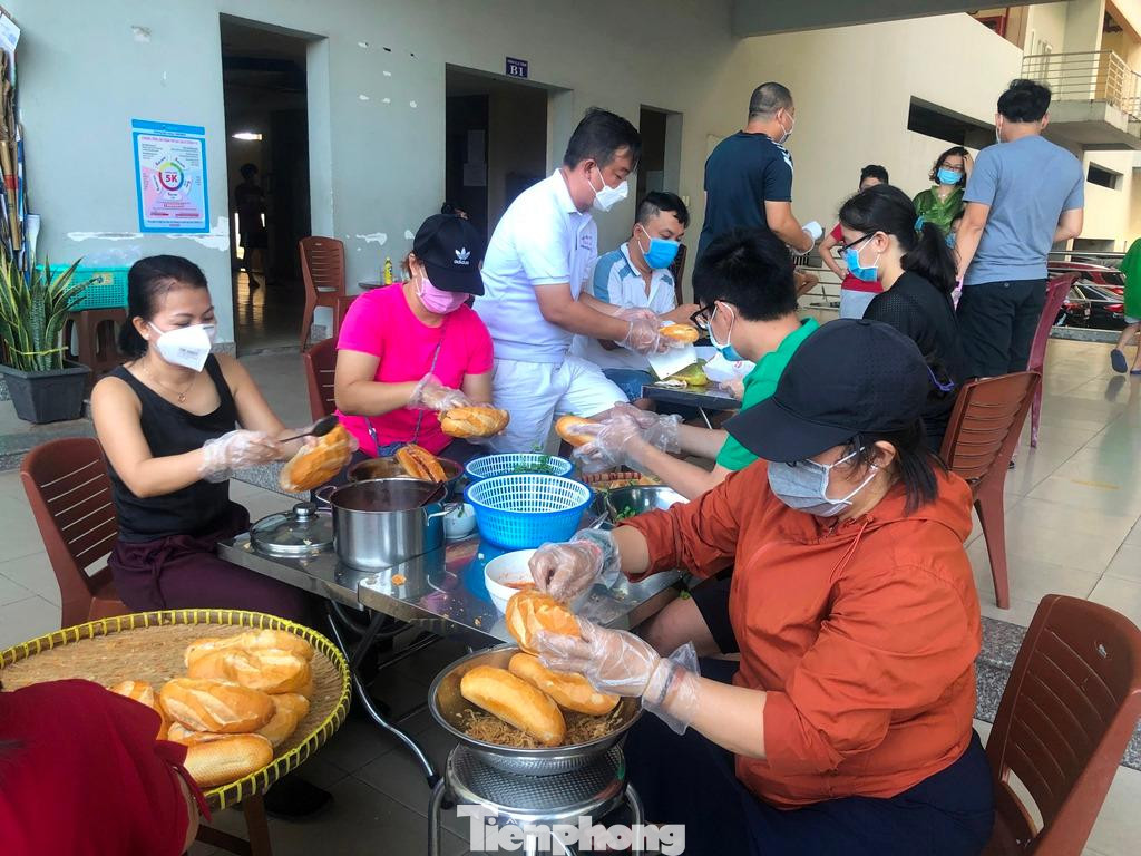 Sáng 3/7, hơn 400 phần bánh mì đã được chế biến tại chỗ, gửi tặng người dân khu vực phong tỏa tại chung cư Lê Thành (phường An Lạc, quận Bình Tân, TPHCM).