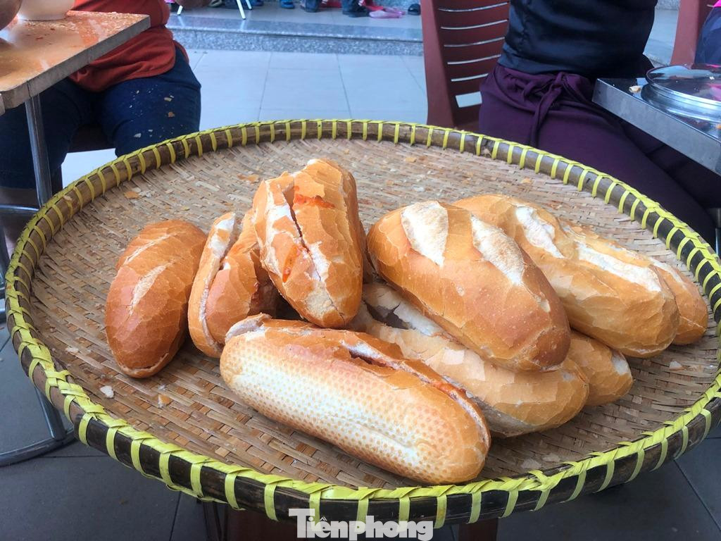 Những phần bánh mì gồm cả chay và mặn được chế biến tại chỗ, bảo đảm an toàn thực phẩm được gửi tới người cần.