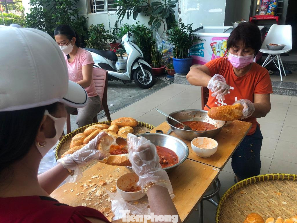 Ông Võ Hồng Phúc – nhóm trưởng nhóm thiện nguyện Bếp yêu thương cho biết, đã vận động chị em trong khu dân cư Lê Thành cùng tham gia chế biến món ăn. "Ngoài tặng suất ăn sáng như bánh mì, bánh bao, xôi... chúng tôi còn trao tặng rau củ quả đến các hộ dân, đặc biệt là gia đình công nhân, người lao động gặp khó khăn khi phong tỏa" - ông Phúc chia sẻ.