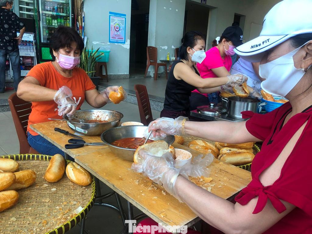 Đây là phần ăn do nhóm thiện nguyện Bếp yêu thương quyên góp và thực hiện, mục đích hỗ trợ phần nào rau củ, thực phẩm đến người dân khi họ không thể ra ngoài do thực hiện phòng, chống COVID-19.