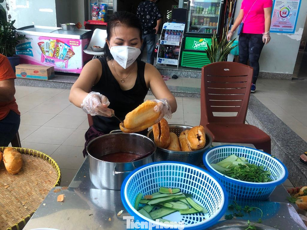 Bánh mì cá hộp ngon lành được chế biến tại chỗ. Tất cả các khâu đều được thực hiện nhanh chóng, tránh để bà con tập trung đông và chờ đợi. Đặc biệt nhóm mong muốn, không ai cảm thấy buồn vì không nhận được phần thức ăn khi đến.