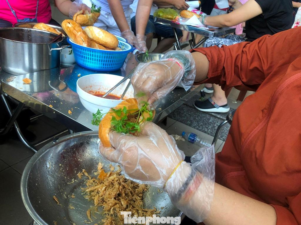 Bánh mì bì chay do chính tay các thành viên trong nhóm tự nấu nướng chế biến. Để có được những phần thực phẩm này, nhóm đã dậy từ sáng sớm để nhận bánh mì, chế biến nhân...