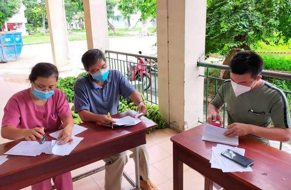 Làm giấy xuất viện cho bệnh nhân mắc COVID-19 (ảnh: HCDC)