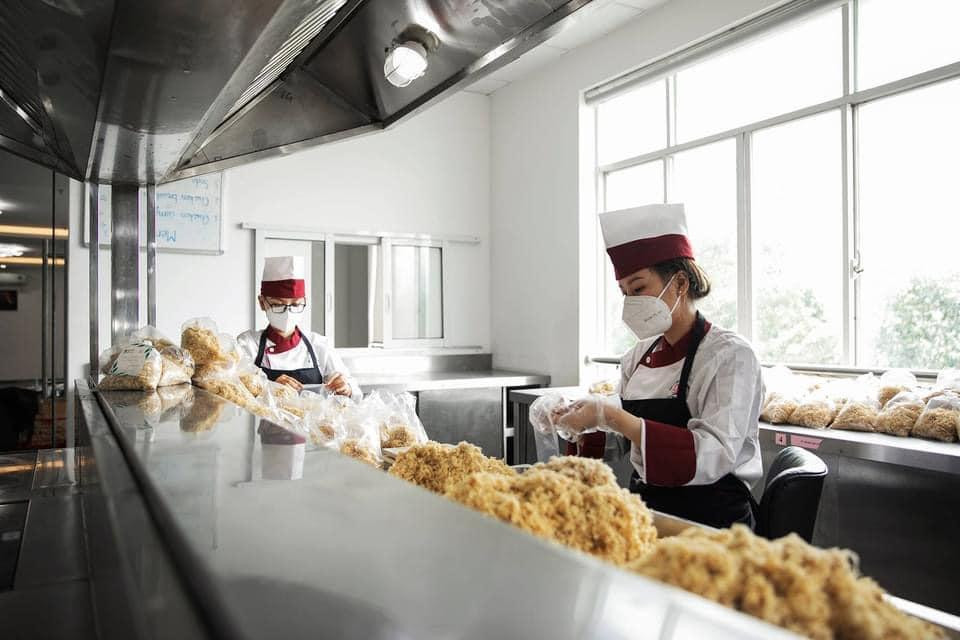 Bếp được xây dựng tại khu thực hành bếp theo tiêu chuẩn 5 sao dành cho các sinh viên chuyên ngành Nhà hàng - Khách sạn. Bếp được xây dựng tại khu thực hành bếp theo tiêu chuẩn 5 sao dành cho các sinh viên chuyên ngành Nhà hàng - Khách sạn.