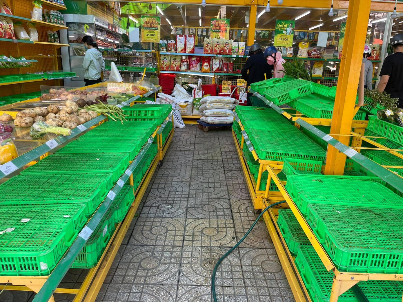 Nhiều mặt hàng nhanh chóng hết sạch tại nhiều siêu thị, cửa hàng tiện lợi