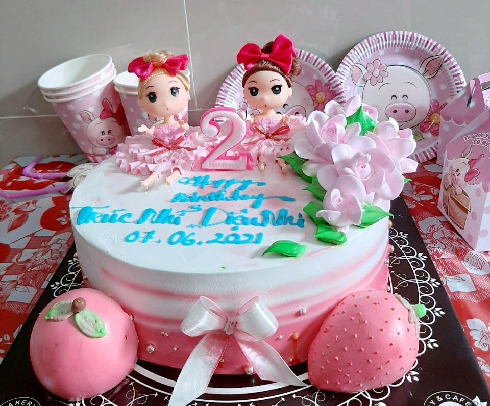 Hai bé Dâu - Táo (tên gọi ở nhà của cặp song Nhi) được trang trí trên ổ bánh kem Hai bé Dâu - Táo (tên gọi ở nhà của cặp song Nhi) được trang trí trên ổ bánh kem