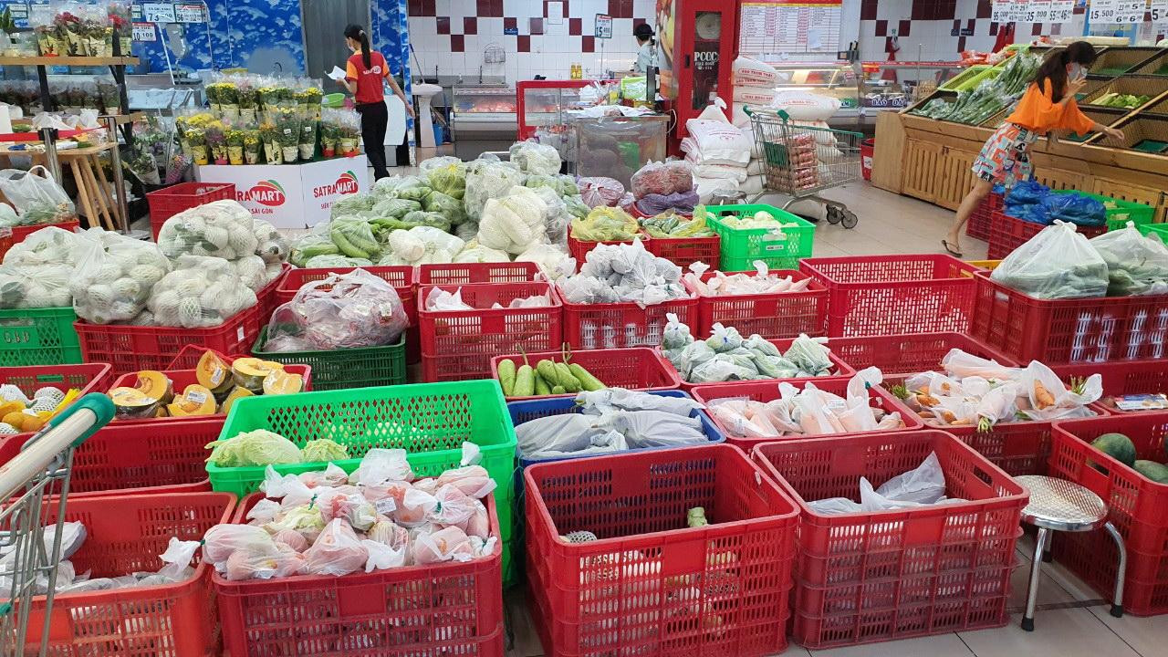 Hàng hóa đầy ắp tại siêu thị chờ giao đến người tiêu dùng Hàng hóa đầy ắp tại siêu thị chờ giao đến người tiêu dùng