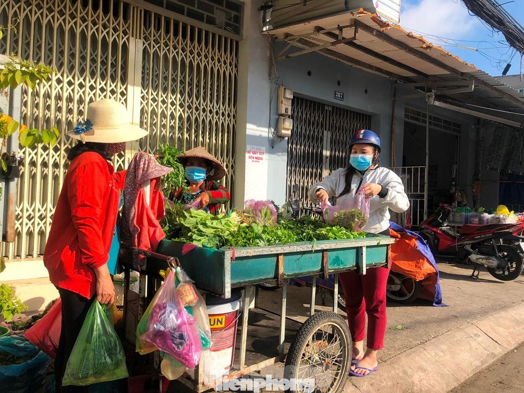 TPHCM dẹp chợ tự phát để phòng chống dịch COVID-19 TPHCM dẹp chợ tự phát để phòng chống dịch COVID-19