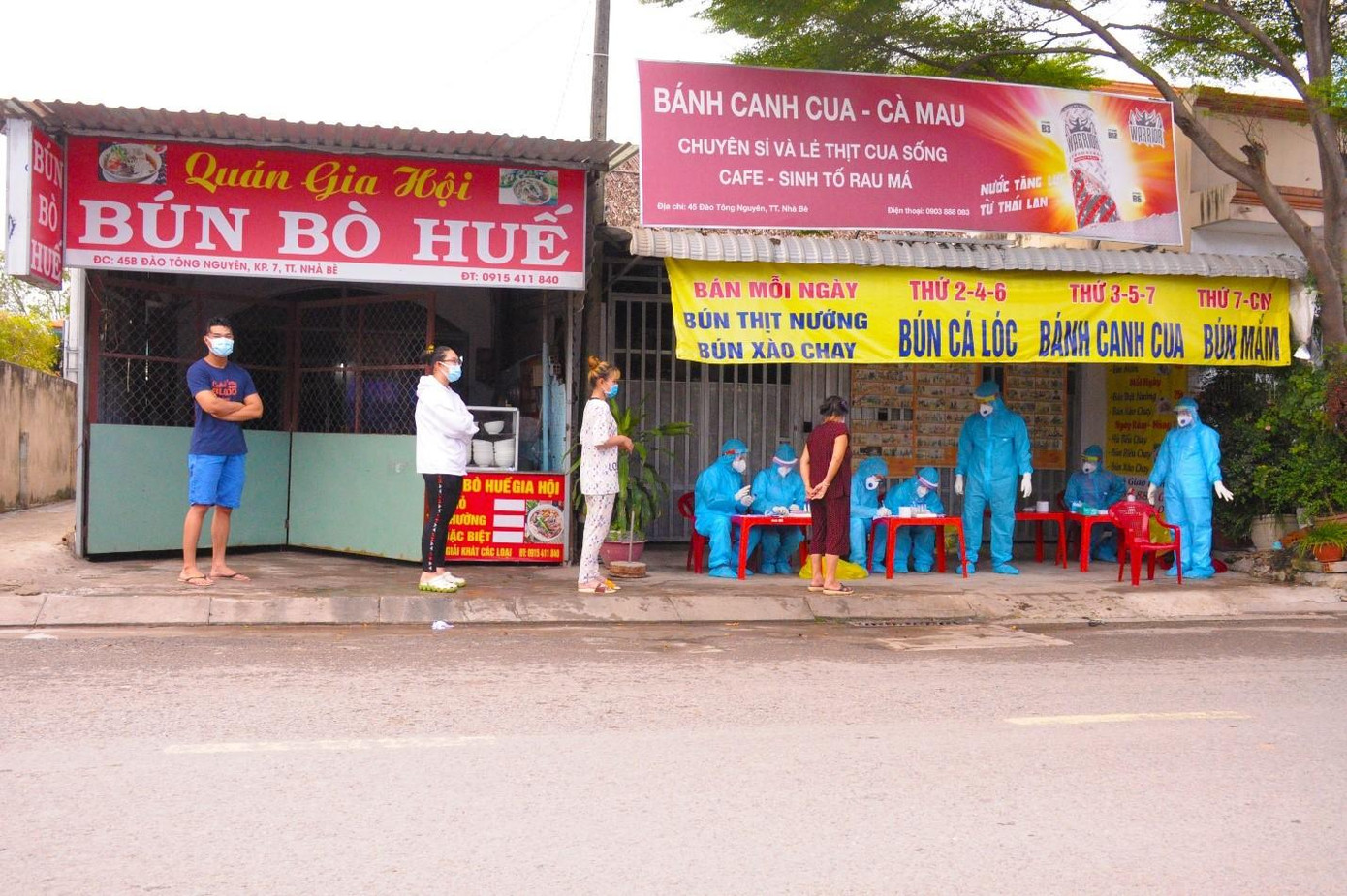 Cơ quan chức năng vẫn đang lấy mẫu xét nghiệm COVID-19 chiều ngày 27/5 (Ảnh: HCDC) Cơ quan chức năng vẫn đang lấy mẫu xét nghiệm COVID-19 chiều ngày 27/5 (Ảnh: HCDC)