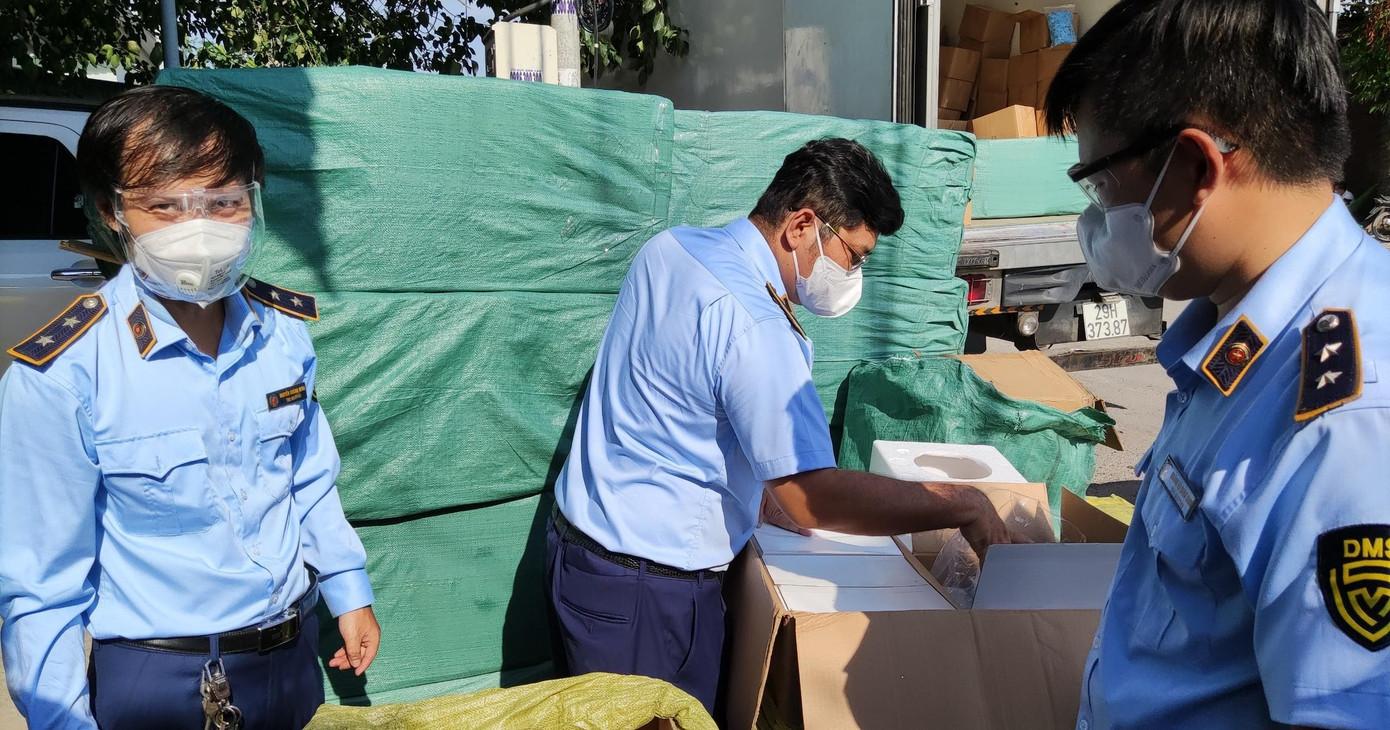 Cục QLTT TP tạm giữ lô sản phẩm 200.000 sản phẩm, vật tư y tế trên địa bàn quận Bình Tân, TPHCM Cục QLTT TP tạm giữ lô sản phẩm 200.000 sản phẩm, vật tư y tế trên địa bàn quận Bình Tân, TPHCM