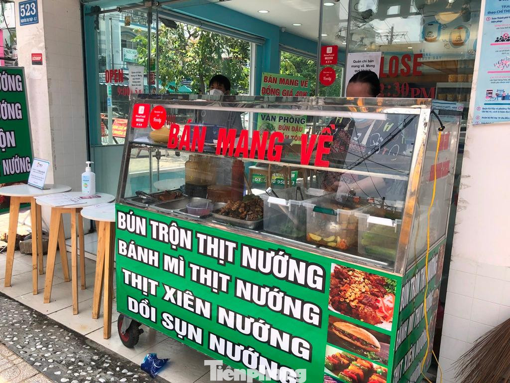 Chủ quán cố gắng giữ giá phần ăn để phục vụ khách Chủ quán cố gắng giữ giá phần ăn để phục vụ khách