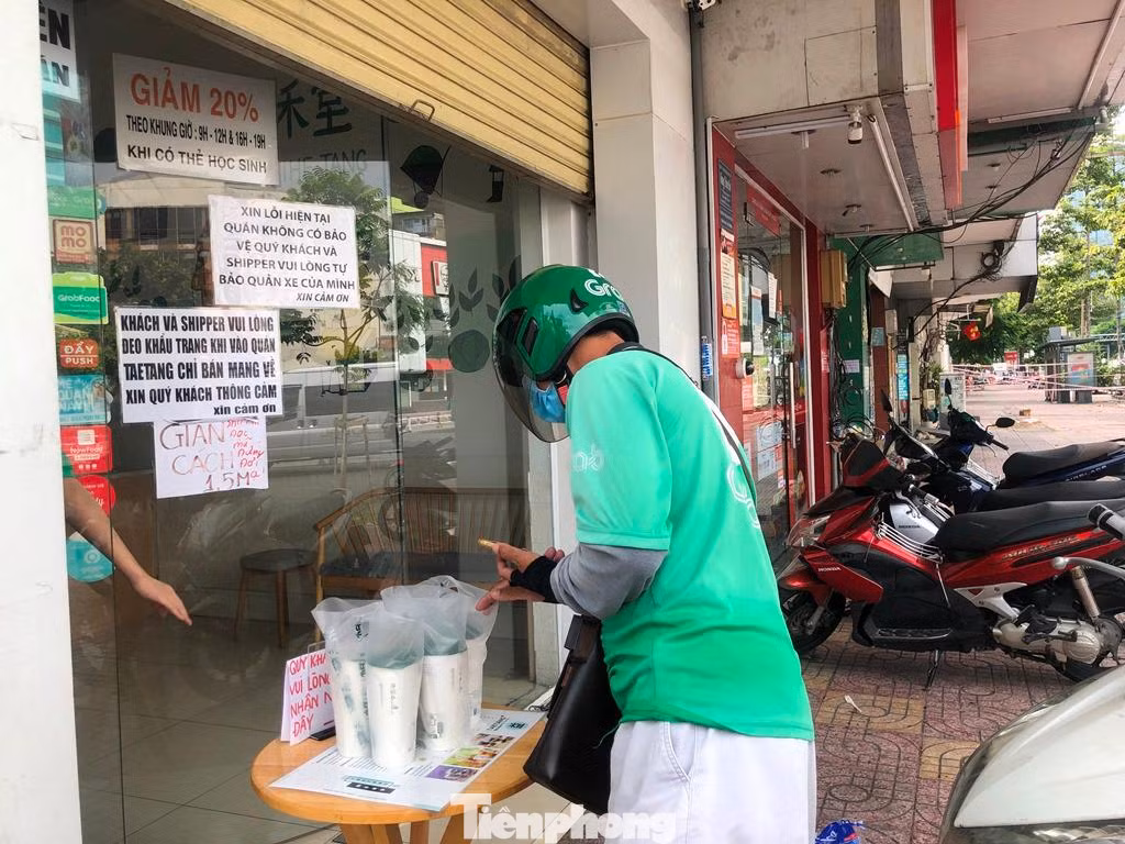 Nhiều hàng quán tại TPHCM mở bán trở lại Nhiều hàng quán tại TPHCM mở bán trở lại
