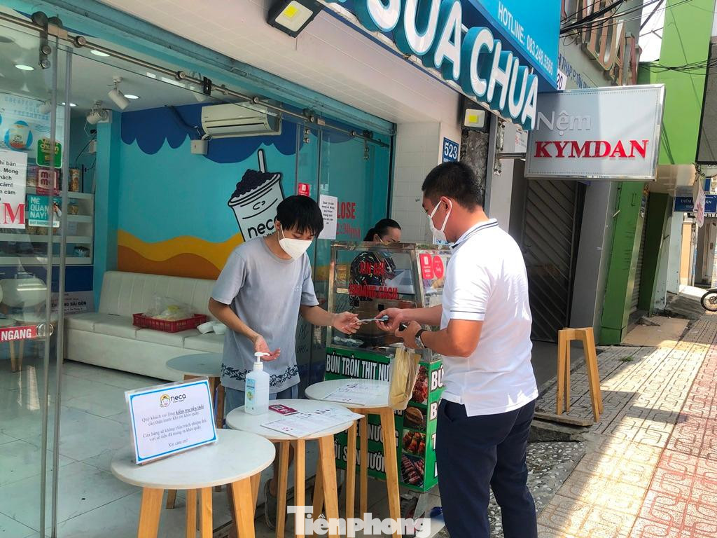 Anh Trần Hữu Trí, chủ tiệm sữa chua Yogurt (quận 7) phấn khởi sau 3 tháng tạm ngừng kinh doanh. “Tiệm mở lại được 2 ngày, lúc đầu lượng khách giảm 50% so với trước nhưng nay khách đặt đơn đã tăng lên khá nhiều. Chúng tôi rất vui mừng khi được mở bán, tất cả nhân viên đều thực hiện “3 tại chỗ”, được phường cho phép mở cửa kinh doanh” – anh Trí cho biết. Anh Trần Hữu Trí, chủ tiệm sữa chua Yogurt (quận 7) phấn khởi sau 3 tháng tạm ngừng kinh doanh. “Tiệm mở lại được 2 ngày, lúc đầu lượng khách giảm 50% so với trước nhưng nay khách đặt đơn đã tăng lên khá nhiều. Chúng tôi rất vui mừng khi được mở bán, tất cả nhân viên đều thực hiện “3 tại chỗ”, được phường cho phép mở cửa kinh doanh” – anh Trí cho biết.