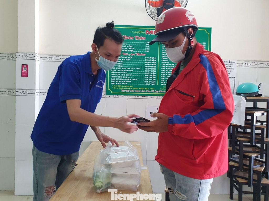 Nhiều cửa hàng ở "vùng xanh" mở hàng quán trở lại