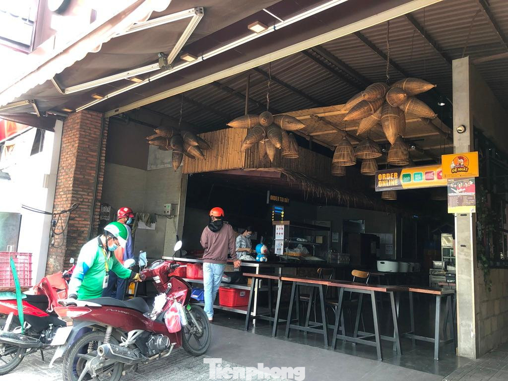 Một tiệm cơm trên phường Tân Phong (quận 7) tấp nập shipper Một tiệm cơm trên phường Tân Phong (quận 7) tấp nập shipper