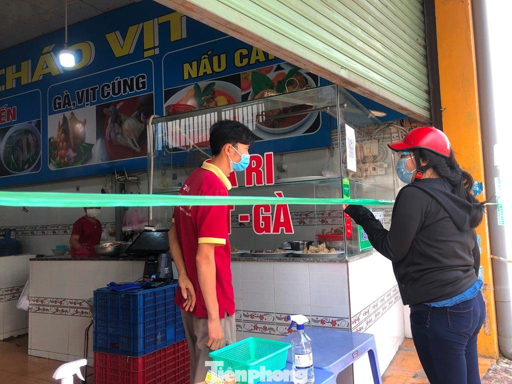 Một tiệm cơm - cháo gà phấn khởi trong ngày đầu mở lại nhưng đã đông khách Một tiệm cơm - cháo gà phấn khởi trong ngày đầu mở lại nhưng đã đông khách