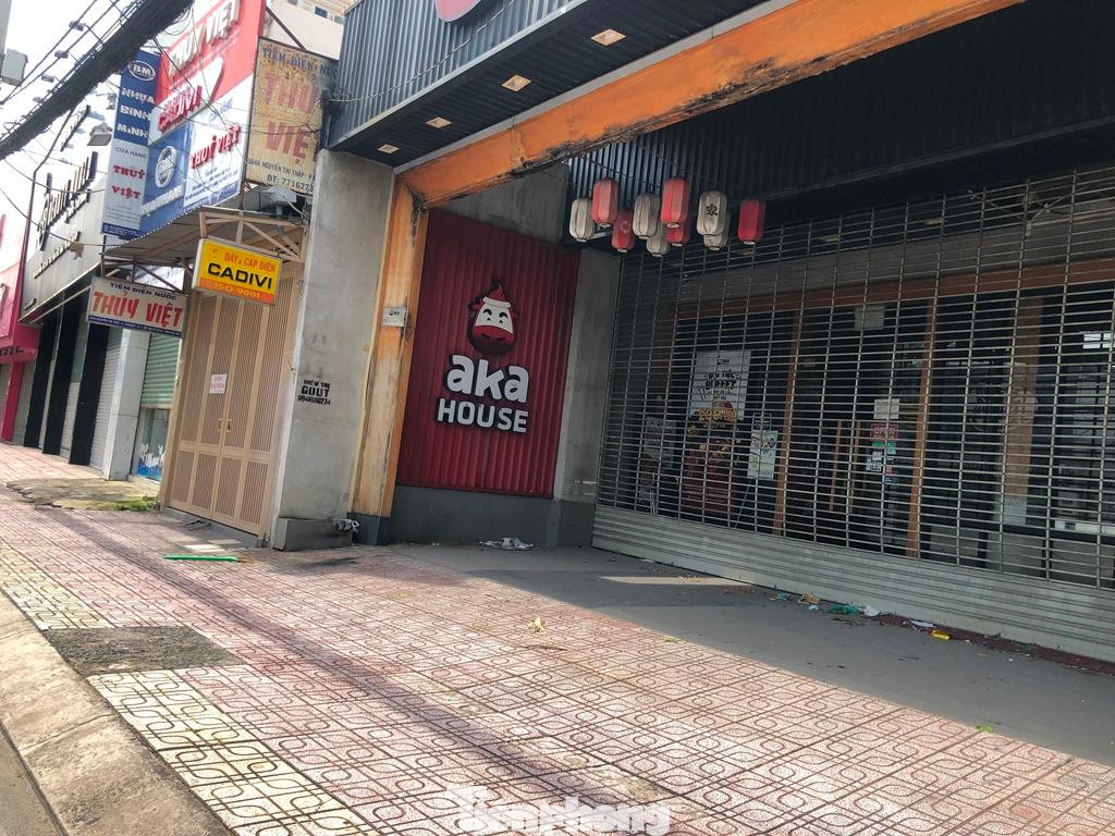 Một dãy tiệm ăn, hàng quán cho biết, đang nghe ngóng tình hình và có thể mở lại sau khi hết giãn cách... Một dãy tiệm ăn, hàng quán cho biết, đang nghe ngóng tình hình và có thể mở lại sau khi hết giãn cách...