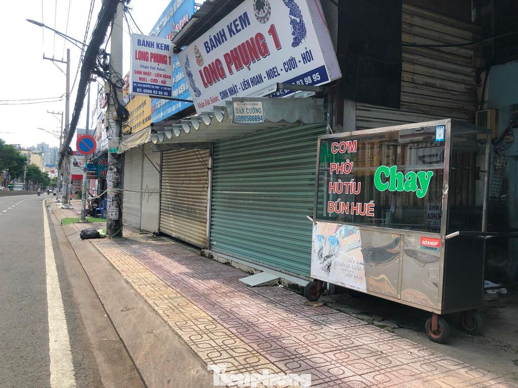 Tuy nhiên, vẫn còn nhiều hàng quán ở quận 7 chưa vội mở cửa Tuy nhiên, vẫn còn nhiều hàng quán ở quận 7 chưa vội mở cửa