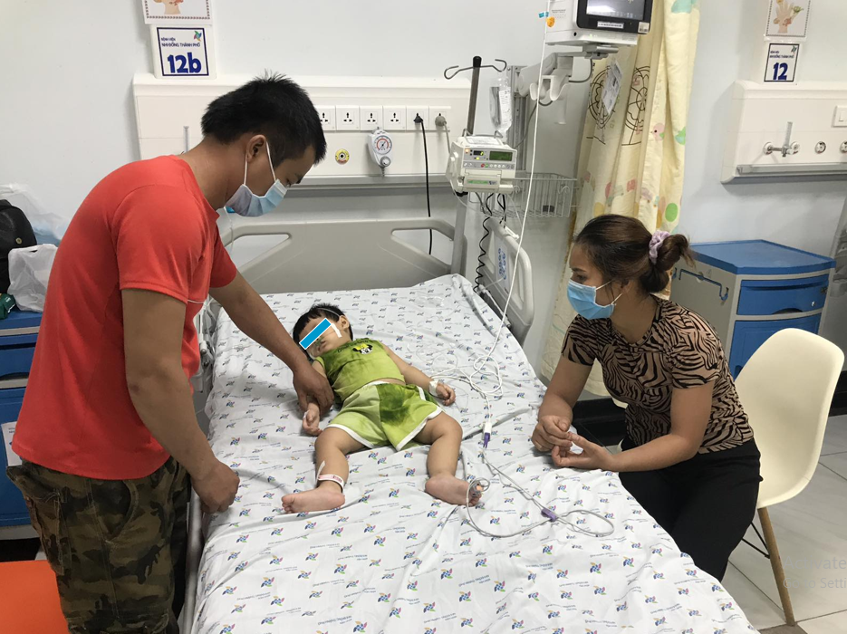 Bệnh nhi đang dần tỉnh táo (ảnh: BVCC)