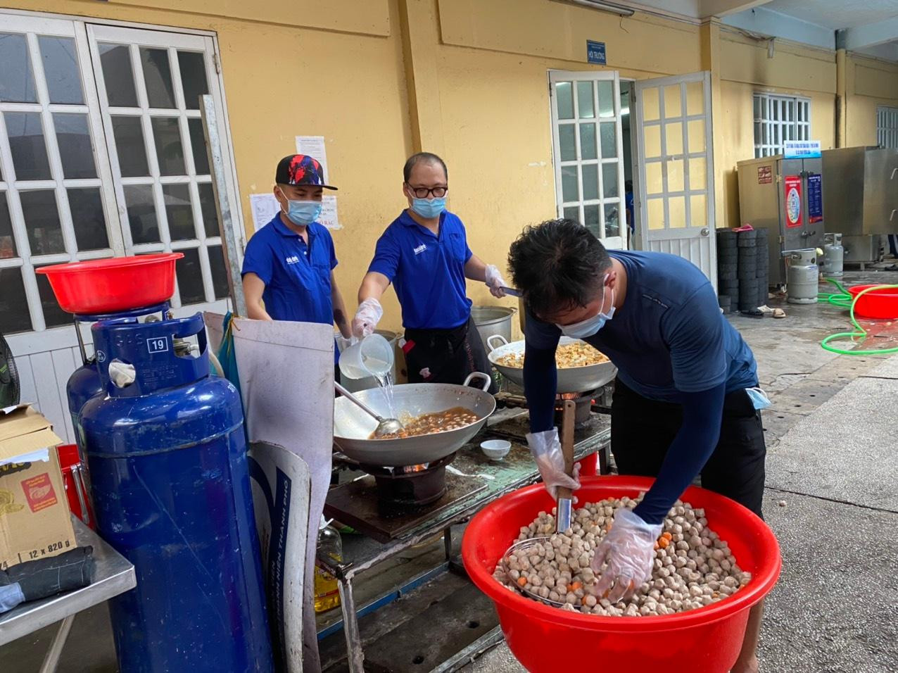 Với số lượng gần 4.500 suất ăn, bếp ăn trung tâm phải sử dụng hơn 1 tấn rau củ và khoảng 400kg thịt. Mỗi ngày, các tình nguyện viên thức dậy từ 4-5 giờ sáng để nấu nướng. Mỗi người mỗi phần việc, người rửa rau củ, người nấu cơm, nấu thức ăn… sau đó chia thành các phần ăn. 50 phần ăn được gom thành một túi, chờ các đơn vị đến nhận. Với số lượng gần 4.500 suất ăn, bếp ăn trung tâm phải sử dụng hơn 1 tấn rau củ và khoảng 400kg thịt. Mỗi ngày, các tình nguyện viên thức dậy từ 4-5 giờ sáng để nấu nướng. Mỗi người mỗi phần việc, người rửa rau củ, người nấu cơm, nấu thức ăn… sau đó chia thành các phần ăn. 50 phần ăn được gom thành một túi, chờ các đơn vị đến nhận.