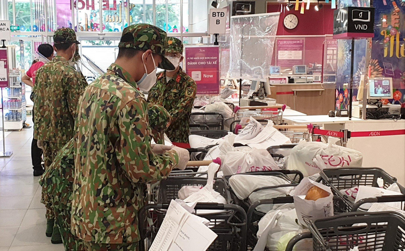 Lực lượng quân đội hỗ trợ TP "đi chợ hộ" Lực lượng quân đội hỗ trợ TP "đi chợ hộ"