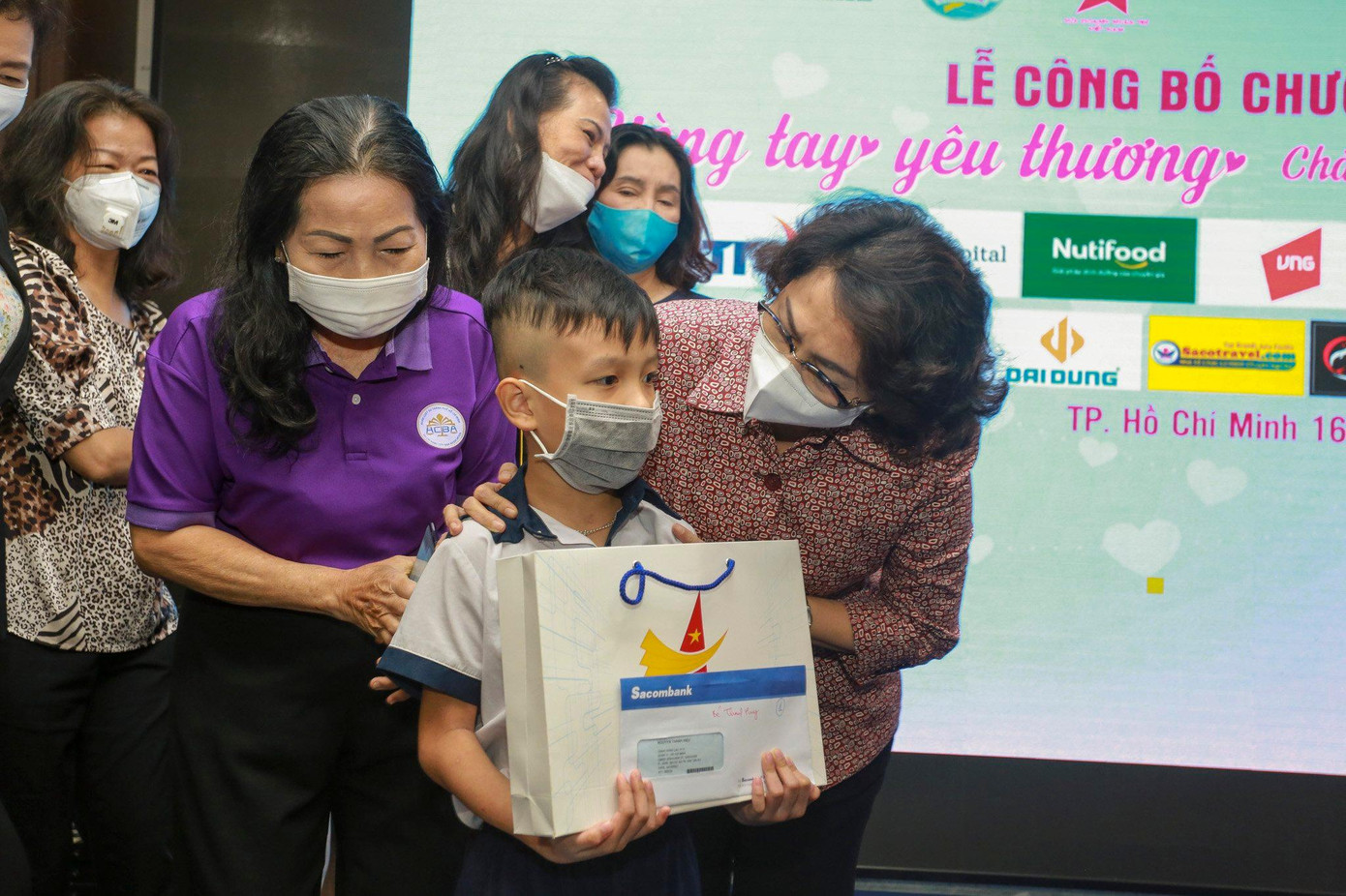 Bà Tô Thị Bích Châu (bìa phải) động viên các em