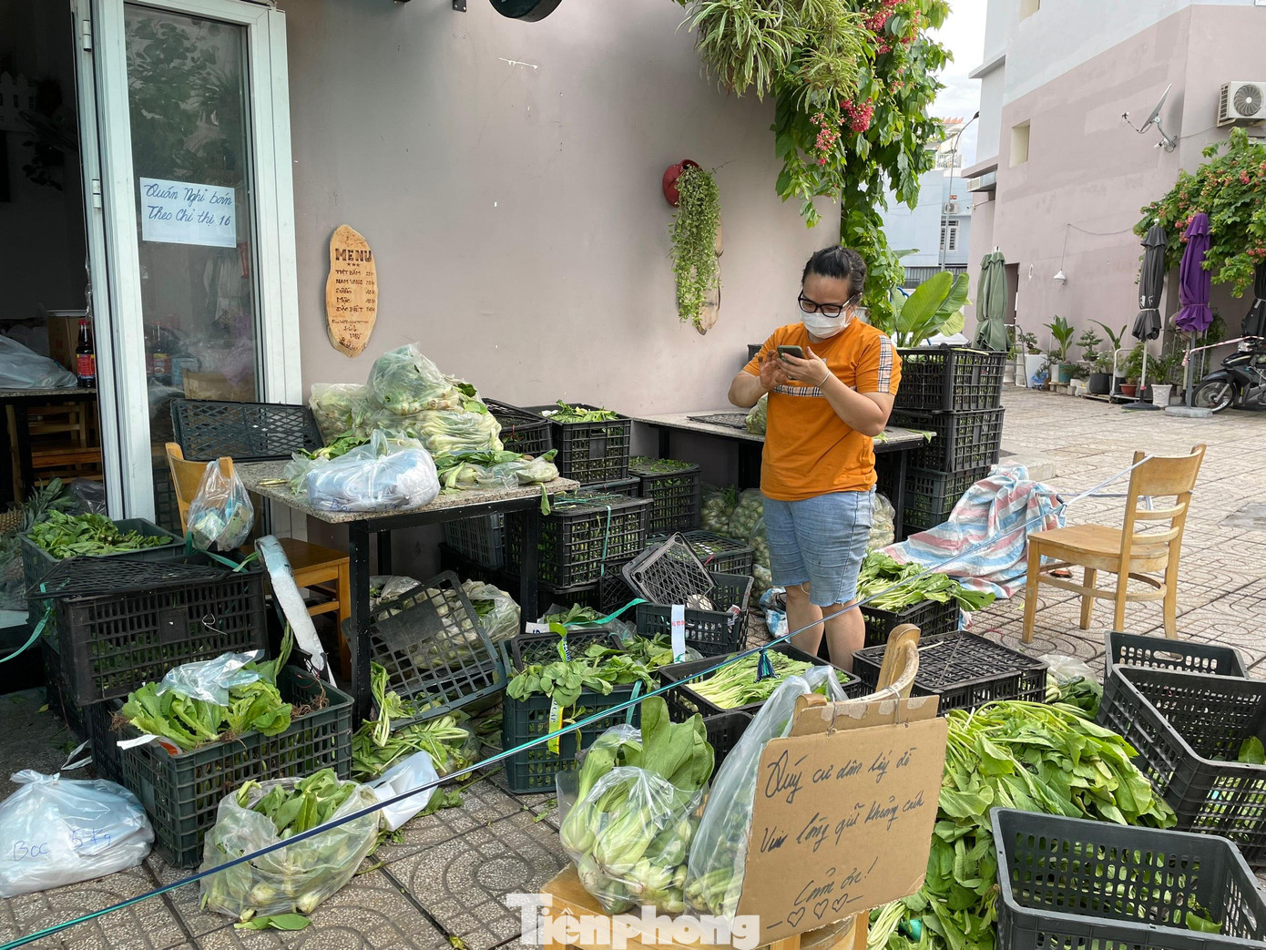 Những quầy hàng trong chung cư đa số vắng khách, bởi tất cả đều giao dịch online là chủ yếu để phòng dịch COVID-19 Những quầy hàng trong chung cư đa số vắng khách, bởi tất cả đều giao dịch online là chủ yếu để phòng dịch COVID-19