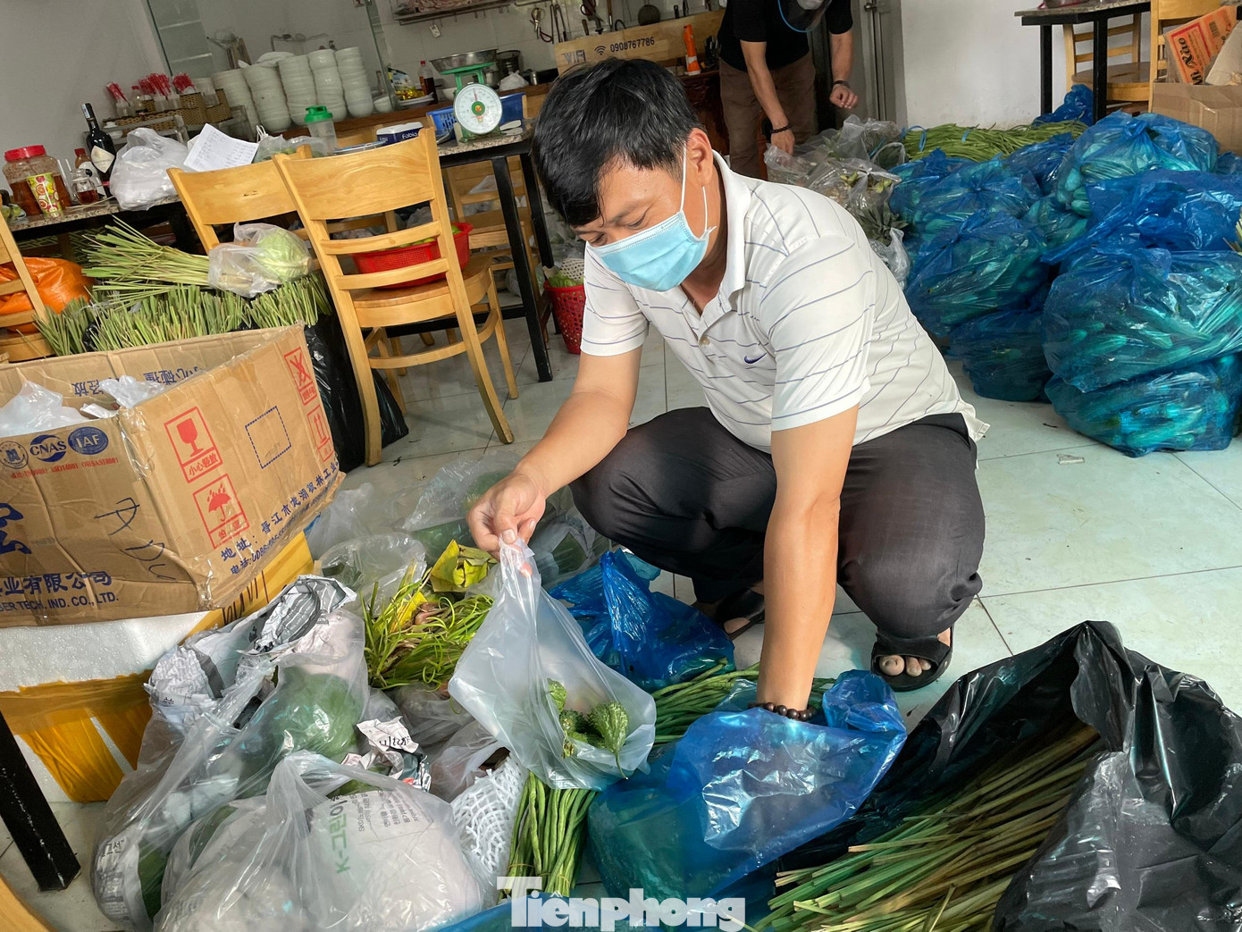 Anh Bùi Quang Vinh soạn hàng chuẩn bị giao khách ở chung cư Anh Bùi Quang Vinh soạn hàng chuẩn bị giao khách ở chung cư