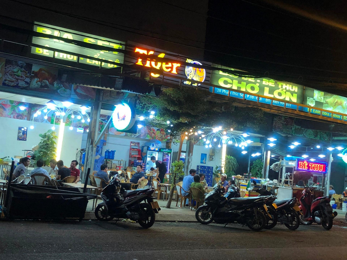 Ghi nhận của PV báo Tiền Phong tối ngày 7/5 tại nhiều quán ăn, tuyến đường ở TPHCM, dù không bị hạn chế hoạt động nhưng đa số người dân đều lo sợ dịch nên hầu như không ra ngoài ăn uống, tập trung nơi đông người. Nhiều hàng quán có khách thì đều thực hiện ngồi cách xa các dãy bàn.