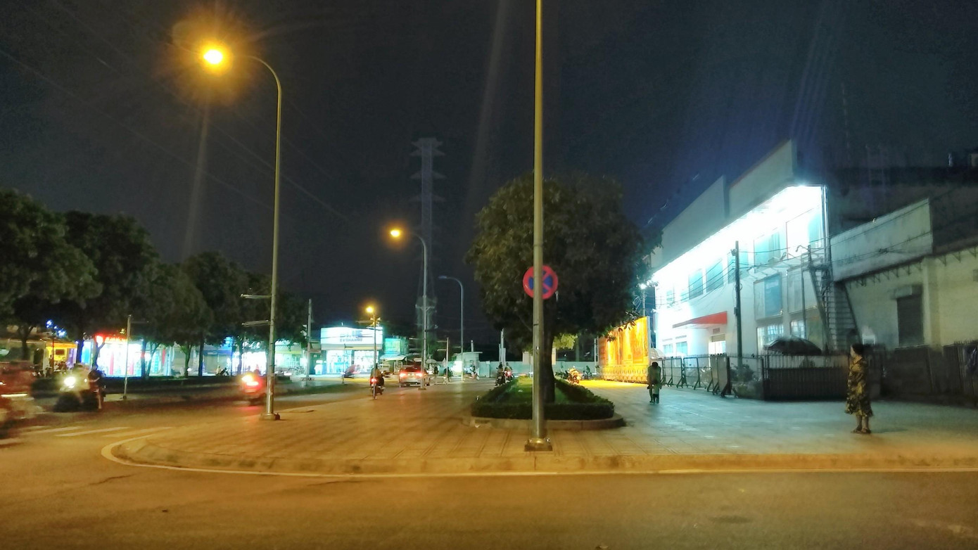 Khu vực công viên đường Hồ Thị Tư (P.Hiệp Phú, Thành phố Thủ Đức) vắng hoe vào tối 7/5. Trước đó, khu vực này địa điểm thu hút đông người dân đến hóng mát, ăn uống và tập thể dục. Dịp này, ngành chức năng cũng phát loa tuyên truyền người dân tuân thủ 5K, nhằm chung tay phòng chống dịch COVID-19.