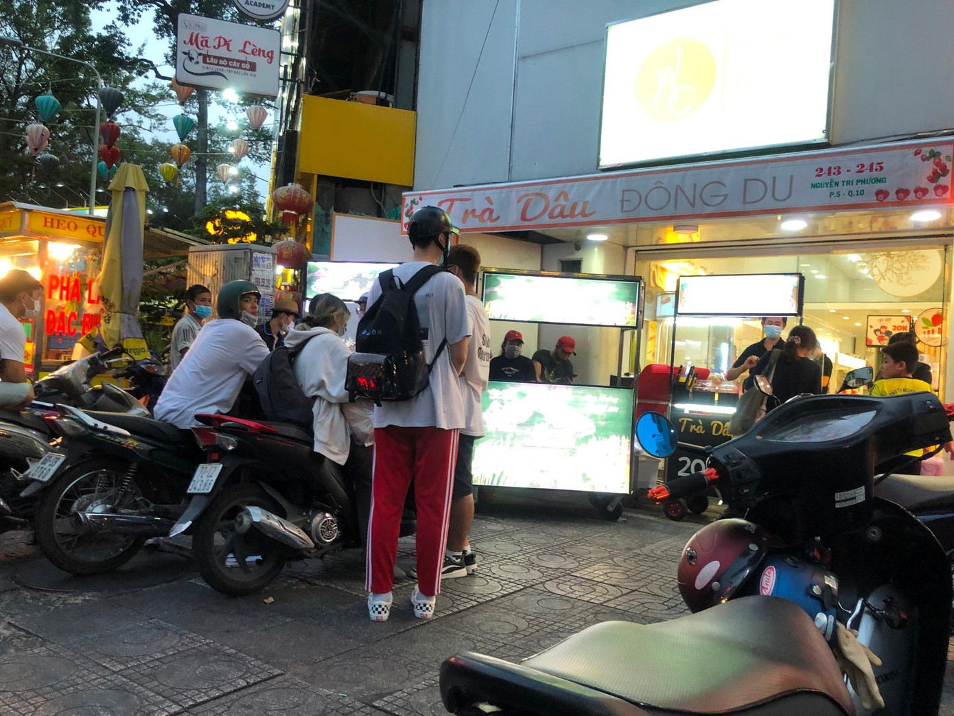 Một quán ăn trên đường Nguyễn Tri Phương (Q.10) là điểm hẹn quen thuộc của nhiều bạn trẻ, nay được nhiều người mua mang về chứ không ngồi thưởng thức tại chỗ.