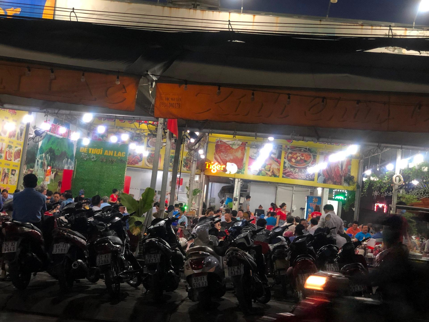 Tuy nhiên, một số quán nhậu ở quận Bình Tân, như quán dê tươi An Lạc (đường An Dương Vương, P.An Lạc, Q.Bình Tân) vẫn vô tư đón rất đông khách, có nơi hơn 30 người ngồi ăn nhậu san sát nhau.