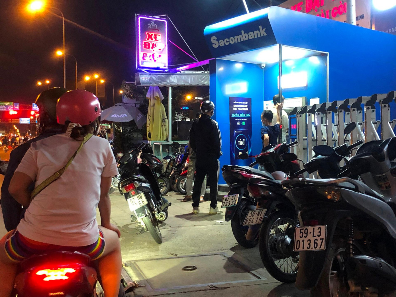 Xếp hàng chờ rút tiền tại nhiều cây ATM trên đường An Dương Vương (Q.Bình Tân)