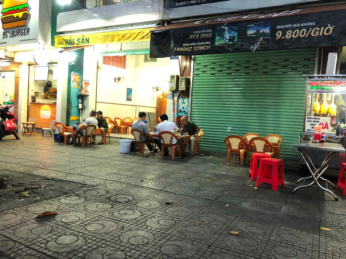 Hàng quán vắng khách dù là ngày cuối tuần