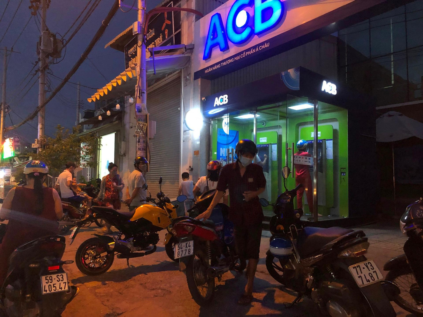 Cũng trong tối ngày 7/5, nhiều người tranh thủ rút tiền từ ATM để phòng nếu khu vực mình ở bị phong tỏa thì vẫn có tiền xoay sở.