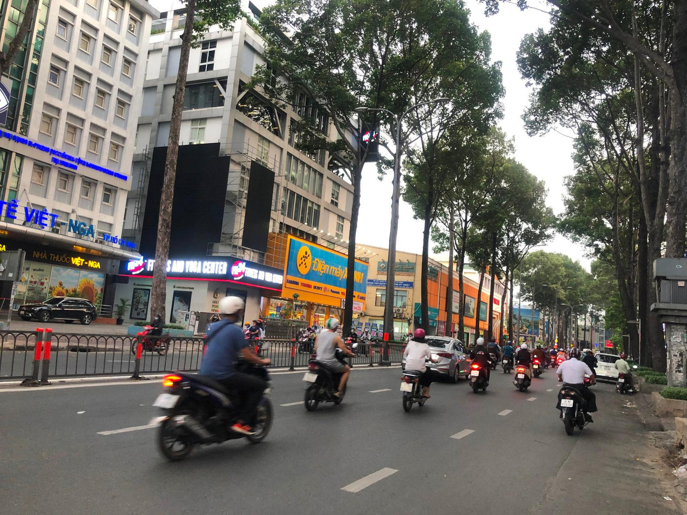 Tuyến đường 3/2 (Q.10) thường xuyên kẹt xe, nay khá thông thoáng dù là giờ cao điểm