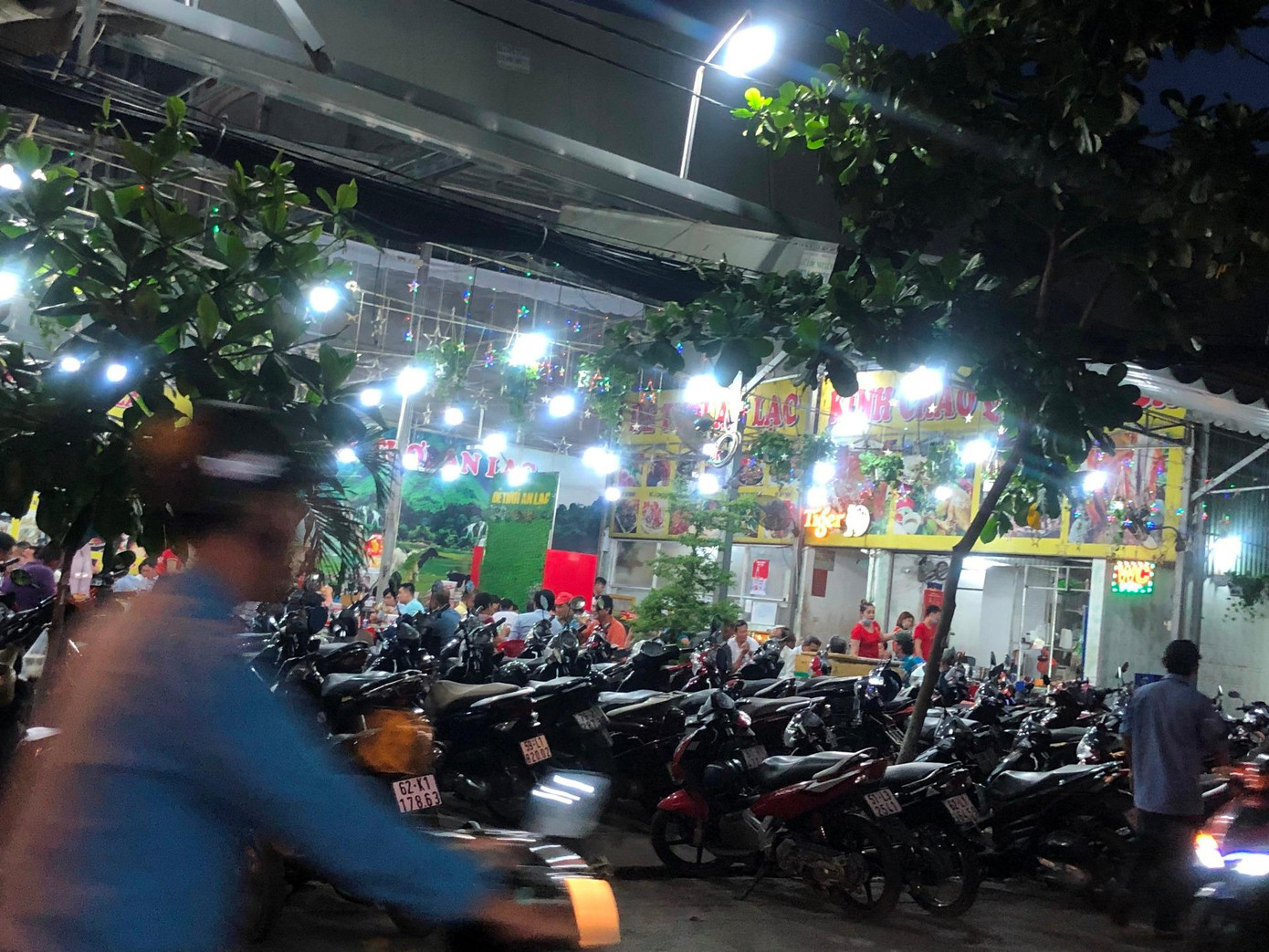 Xe máy xếp tràn xuống vỉa hè, bảo vệ liên tục đón khách