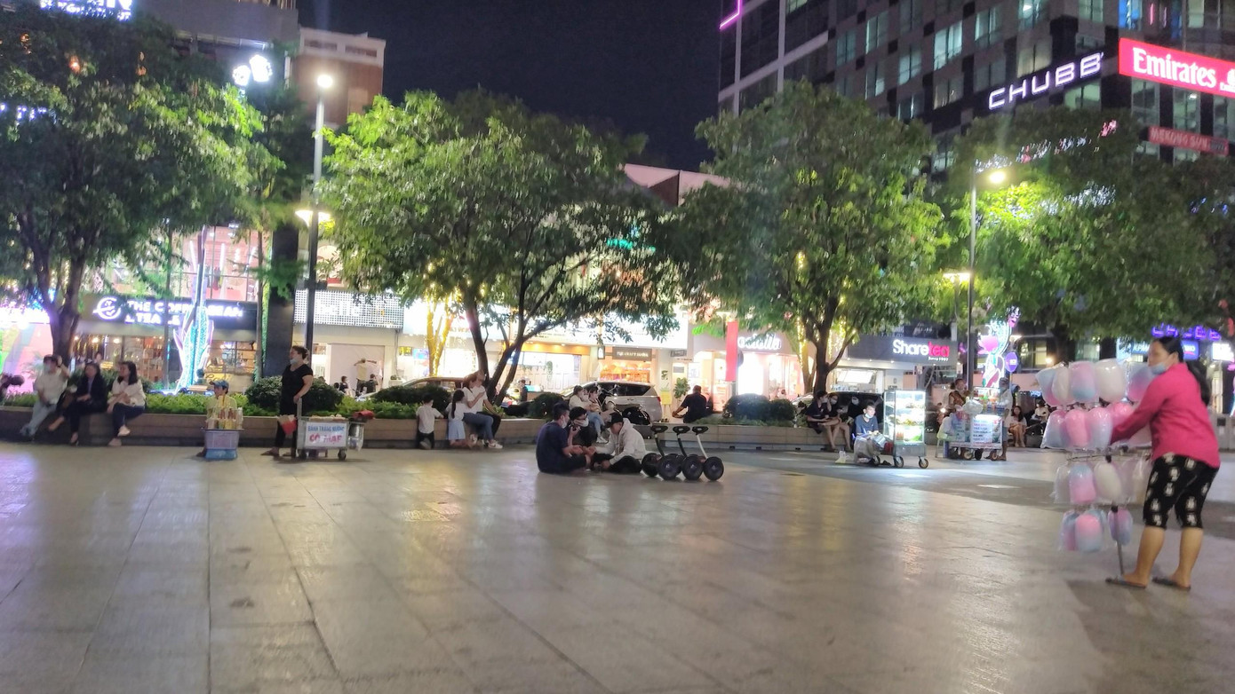 Ngày 7/5, TPHCM đã ra công văn khẩn về tăng cường thực hiện các biện pháp phòng, chống dịch COVID-19 trên địa bàn. Theo đó, từ 18h hôm nay tạm dừng các hoạt động dịch vụ thể dục thể thao trong nhà như gym, bi-da, yoga...; các trung tâm nhà hàng tiệc cưới; các cơ sở kinh doanh dịch vụ ăn uống theo mô hình buffet, ăn uống có tổ chức hát với nhau, karaoke dưới mọi hình thức; Tạm dừng các sự kiện, hoạt động tập trung trên 30 người ở nơi công cộng, cụ thể là thể dục thể thao ngoài trời, hội chợ…