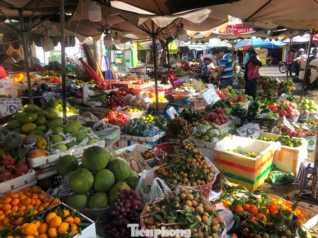 Theo Đại diện Công ty Quản lý chợ đầu mối Thủ Đức, khi đợt dịch mới bùng lên những ngày gần đây, sức mua tại chợ có giảm, lượng trái cây về chợ gần 1.200 tấn, giảm nhẹ so với trước đó. Theo Đại diện Công ty Quản lý chợ đầu mối Thủ Đức, khi đợt dịch mới bùng lên những ngày gần đây, sức mua tại chợ có giảm, lượng trái cây về chợ gần 1.200 tấn, giảm nhẹ so với trước đó.