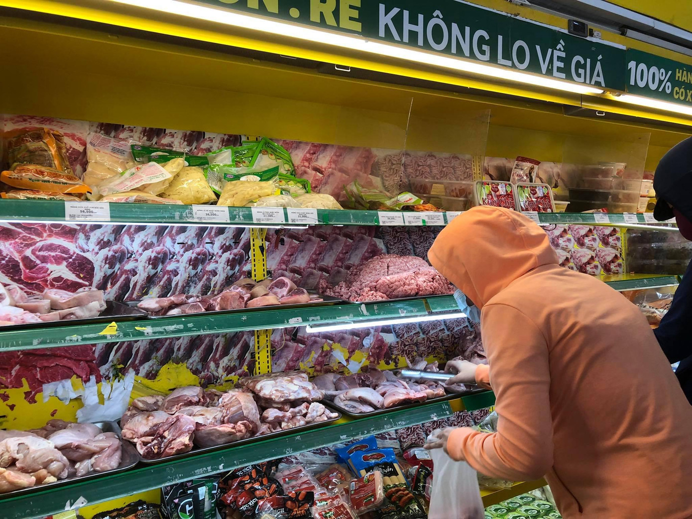 Người mua thoải mái lựa thực phẩm đủ ăn trong vài ngày tới, hạn chế ra đường để phòng dịch bệnh. Người mua thoải mái lựa thực phẩm đủ ăn trong vài ngày tới, hạn chế ra đường để phòng dịch bệnh.