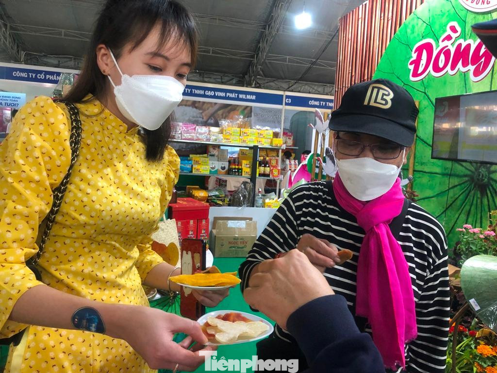 Khách hàng thử món ăn tại chỗ