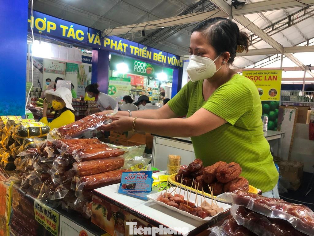 Chị Mỹ Linh (Long An) cho biết: &quot;Đã lên TPHCM bán hàng nhiều lần, nhưng lần này rất đặc biệt, đó là bán hàng trở lại sau khi hết giãn cách. Cảm giác vui và rất xúc động&quot;.